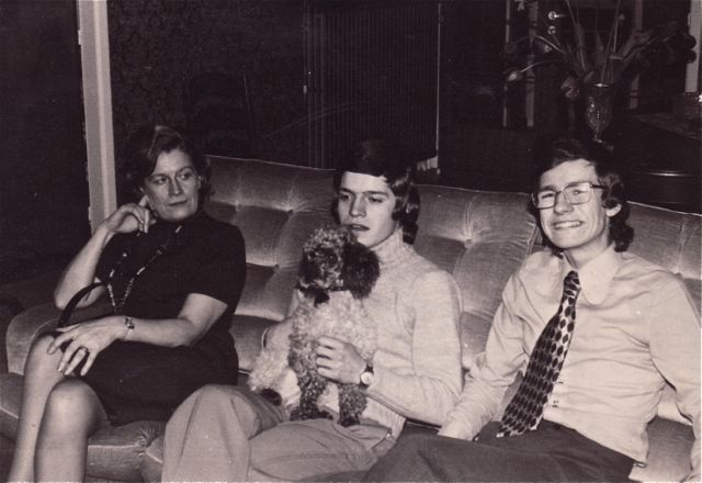 Suzanne zat op het familiefeest te twijfelen aan de geestesgesteldheid van haar neef Thierry. Terwijl de andere neef tot het besef kwam dat hij een allergie had aan hondenhaar.  Geweldig feest!